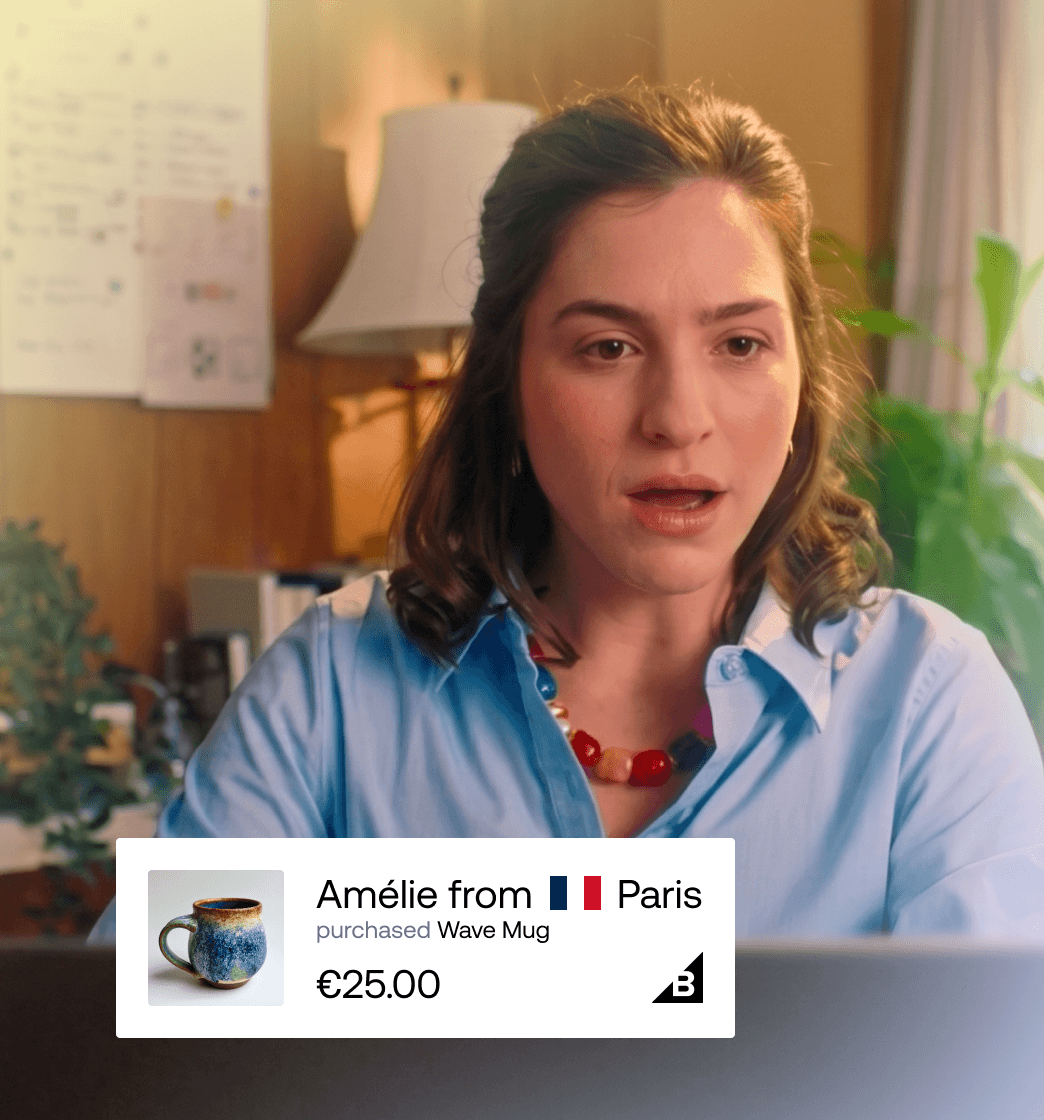 Vrouw kijkt naar scherm met live sociaal-bewijsbadge die laat zien dat Amélie uit Parijs een Wave Mug heeft gekocht voor € 25