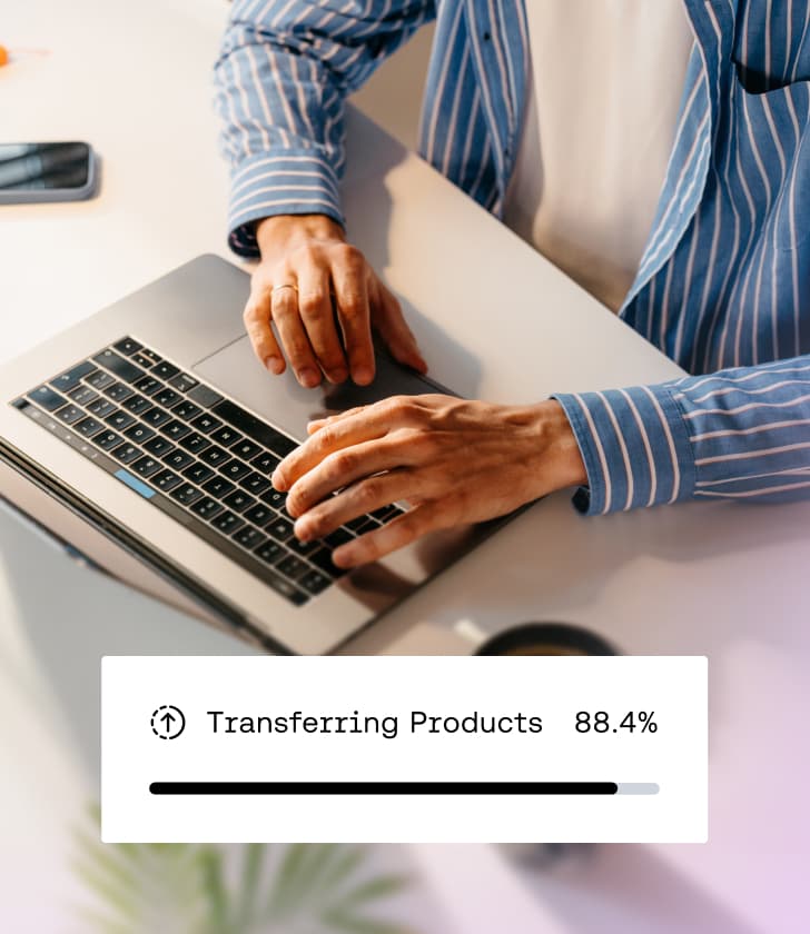 Persoon die op een laptop typt met een statusbalk voor gegevensoverdracht die voor 88,4% is voltooid