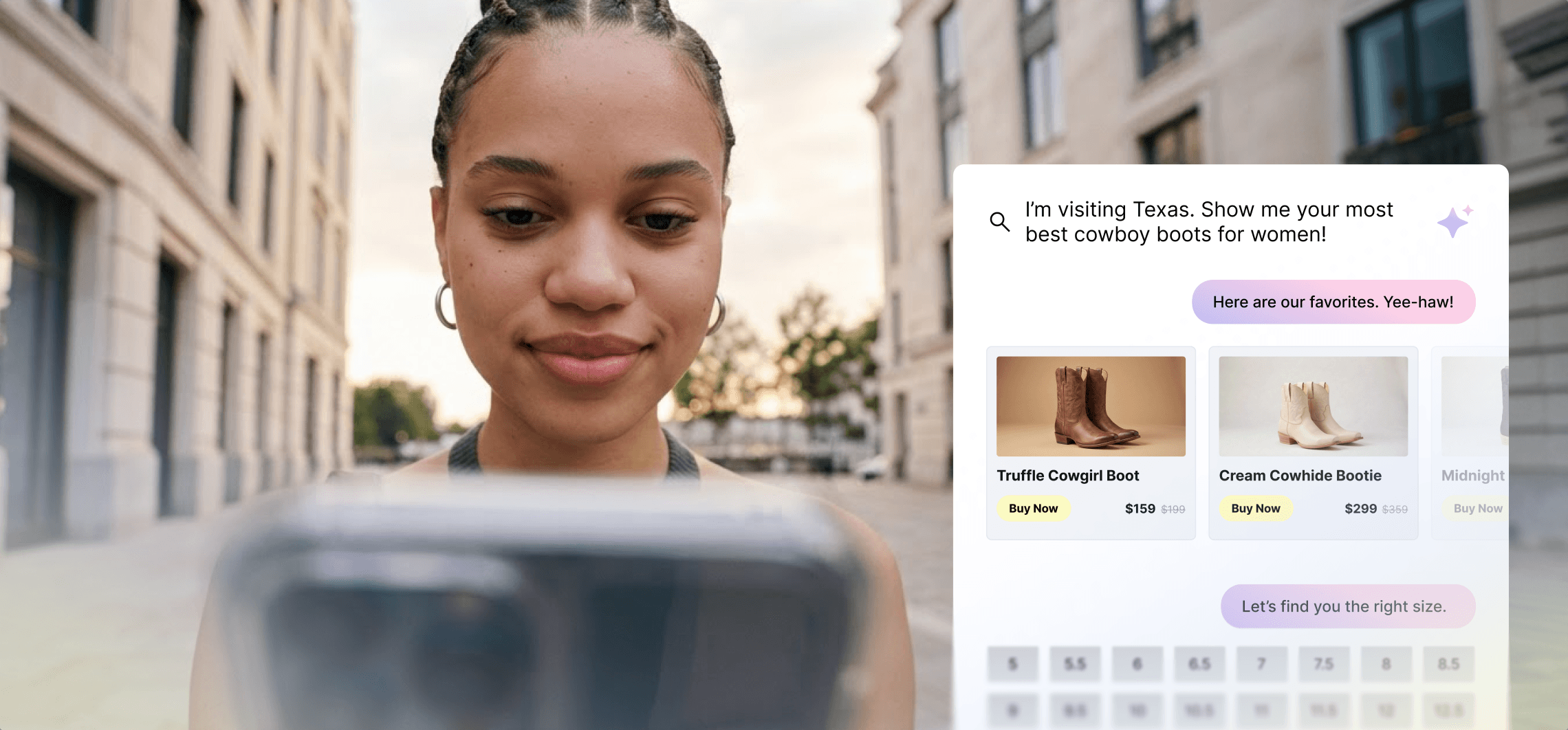 Vrouw met een smartphone waarop aanbevelingen van de AI-winkelassistent voor cowboylaarzen voor vrouwen worden weergegeven.