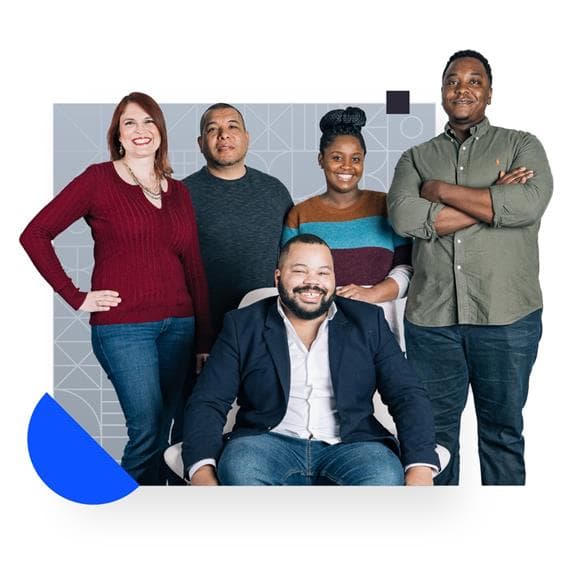 Mens die aan een computer werkt