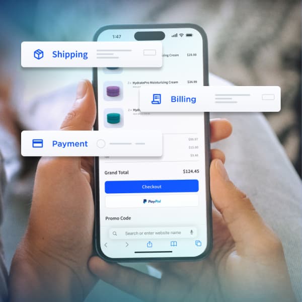 Iemand houdt een smartphone vast waarop een online kassapagina wordt weergegeven, met zwevende labels voor verzending, facturatie en betalingsinformatie.